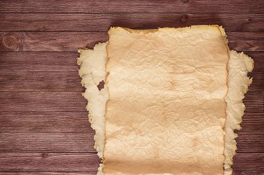 Eski bir tahta masada retro kağıt yaprağının