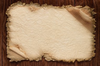 Ahşap masa üstünde eski boş parşömen define haritası