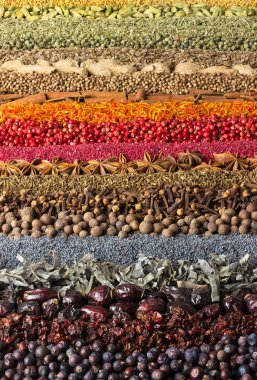 Masaya saçılmış baharat koleksiyonu. Etiket dekorasyonu için baharat arkaplanı