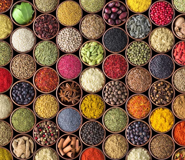 Baharat ve otlar siyah arka plan üzerine izole. Yemek için çeşitli baharatlar
