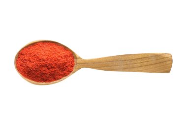 adjika toz gıda için eklemek için. tahta kaşık beyaz izole içinde baharat. lezzetli bir yemek baharat.