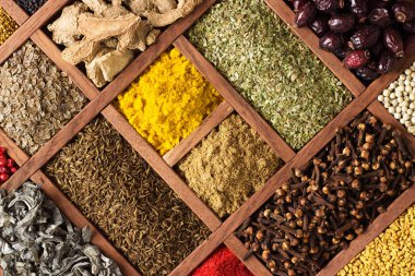 Baharat ve bitkiler dekorasyon gıda etiketleri için. Ahşap baharat