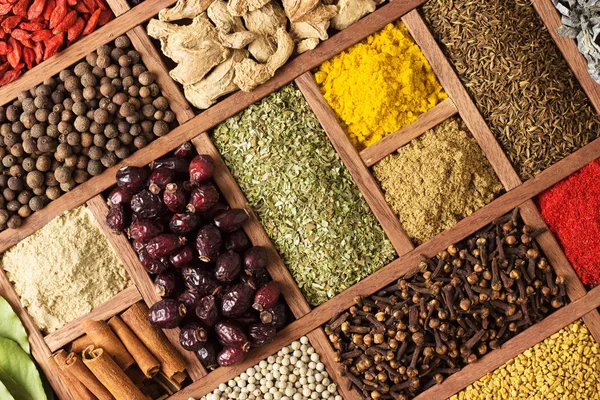 Hint pazarının vitrinleri ile çeşitli çeşniler. Renkli s