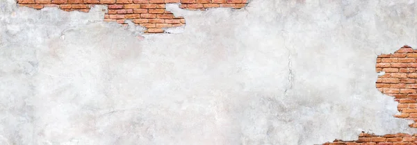 Hasarlı sıva altında antik tuğla duvar. Yıpranmış tuğla te