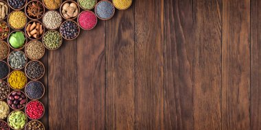 Ahşap masaüzerinde Hint baharatları ve otlar. Çeşni toplama zekâsı