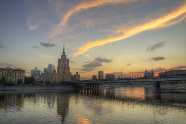 Visa Radisson Royal Och Novoarbatsky Bro Moskva Ryssland Kvällen — Stockfoto