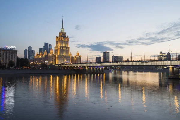 Blick Auf Das Hotel Radisson Royal Und Die Nowoarbatsky Brücke — Stockfoto