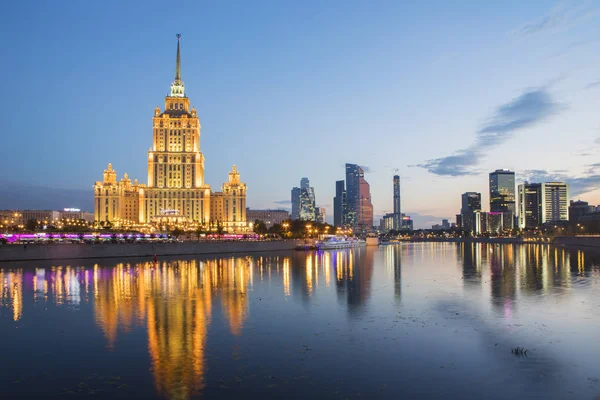 Blick Auf Das Hotel Radisson Royal Und Die Nowoarbatsky Brücke — Stockfoto