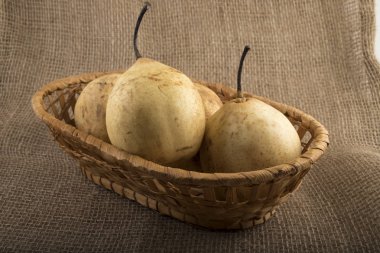 Bir tabağa yalan armut