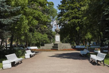 Rusya. Peterhof. Memorial plaka devrim kurbanlarının meydanında