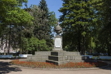 Rusya. Peterhof. Memorial plaka devrim kurbanlarının meydanında