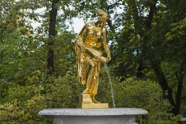 Rusia Peterhof Escultura Del Parque Inferior Chica Vertiendo Agua Jarras — Foto de Stock