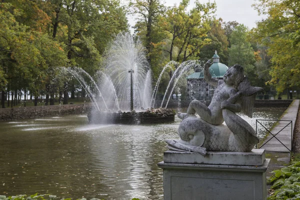 Peterhof View Sculpture Boy Dolphin Fountain Sun — Stock Photo, Image