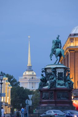 Rusya. St. Petersburg. St. Isaac's Meydanı. Nikolay anıt ben ve Admiralty Spire