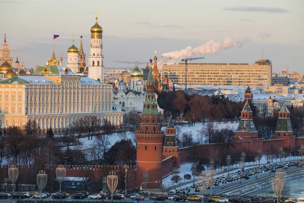 俄罗斯 莫斯科 从基督俄罗斯救世主大教堂的观景台上可以看到 Bolshoy Kamenny 桥和克里姆林宫的全景 莫斯科 从奥奇卡穆尼大桥和克里姆林宫的观景台全景 — 图库照片