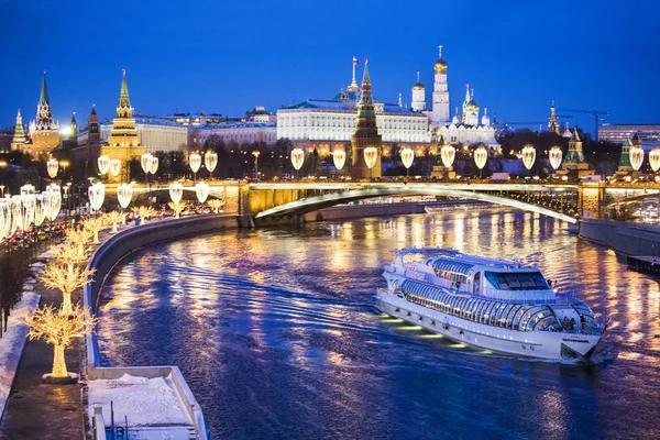 Rusya. Moskova. Bolshoy Kamenny Köprüsü ve Kremlin manzarası. Nehir üzerinde yelken zevk tekne
