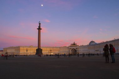 Rusya. St. Petersburg. Gün batımında Saray Meydanı