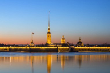 - Rusya. St. Petersburg 'da. Gün batımında Peter ve Paul Kalesi manzarası