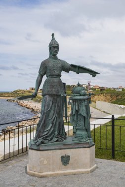 Kırım. Sivastopol. Konstantinovskaya bataryası. Müze girişinde heykel