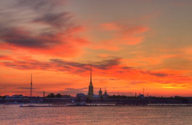 St. Petersburg'da. Gün batımında Peter ve Paul Kalesi'nin manzarası