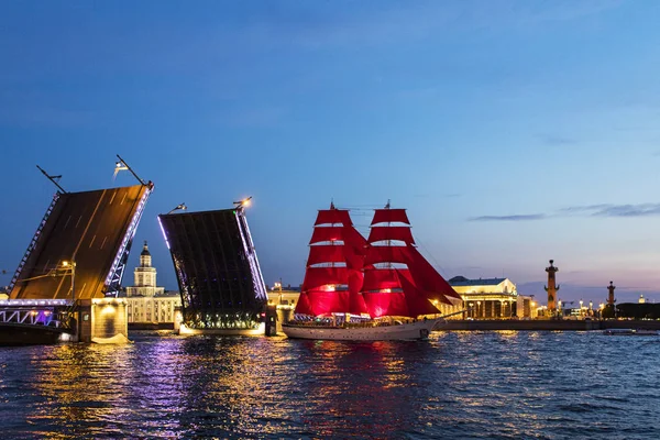 俄罗斯 圣彼得堡 斯卡莱特帆船2019 宫殿桥背景上带有鲜红帆的帆船 — 图库照片