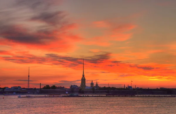 サンクトペテルブルク 夕暮れ時のピーターとポール要塞の眺め — ストック写真