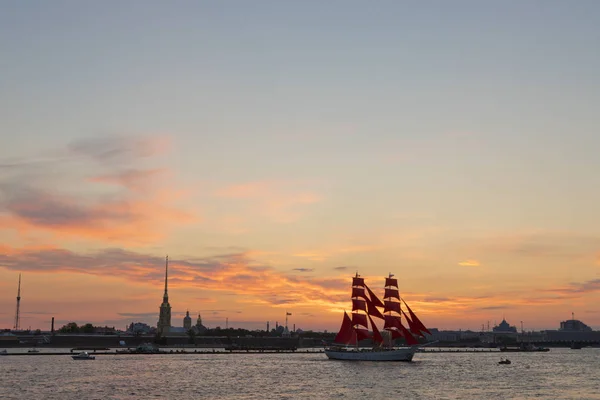 Venäjältä Pietarissa Loma Valmistuneet Scarlet Sails 2019 Purjevene Tulipunainen Purjeet — kuvapankkivalokuva