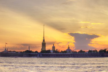 - Rusya. St. Petersburg 'da. Gün batımında Peter ve Paul Kalesi manzarası