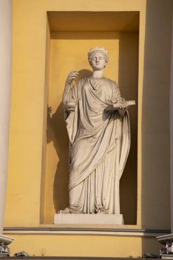 Rusya. St. Petersburg'da. Themis heykeli - Rusya Federasyonu Anayasa Mahkemesi binasının cephesinde adalet tanrıçası