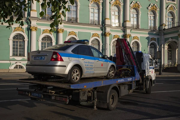 俄罗斯 疏散人员在停车场带走违反交通警察的车辆 图库图片