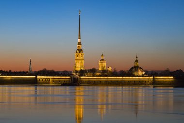 - Rusya. St. Petersburg 'da. Gün batımında Peter ve Paul Kalesi manzarası