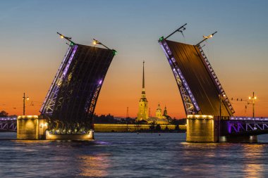 St. Petersburg 'un sembolü-boşanmış Saray Köprüsü