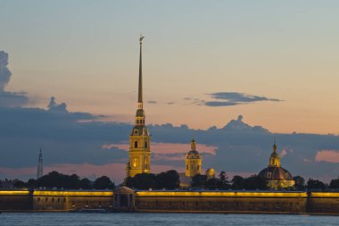 St. Petersburg'da. Gün batımında Peter ve Paul Kalesi'nin manzarası