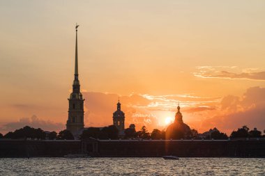 St. Petersburg'da. Gün batımında Peter ve Paul Kalesi'nin manzarası