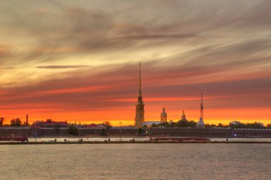 St. Petersburg'da. Gün batımında Peter ve Paul Kalesi'nin manzarası