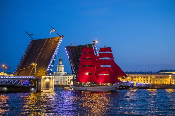 俄罗斯 圣彼得堡假日毕业生 小帆船2019 俄罗斯 与红帆在宫殿桥的背景 — 图库照片