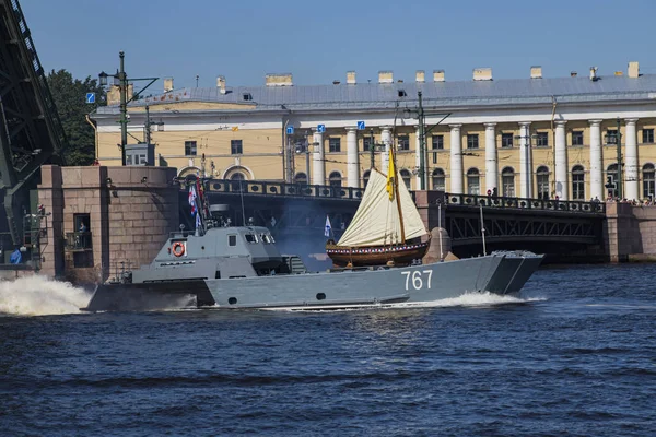 21/07/19 St. Petersburg. Donanma Günü Geçit Töreni'nde Savaş Gemisi