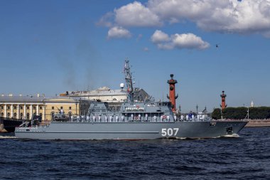 St. Petersburg'da. Neva üzerinde Deniz Kuvvetleri gününde Havai fişek