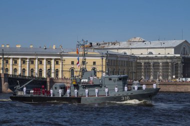 St. Petersburg'da. Neva üzerinde Deniz Kuvvetleri gününde Havai fişek