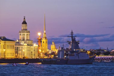 St. Petersburg'da. Neva üzerinde Deniz Kuvvetleri gününde Havai fişek