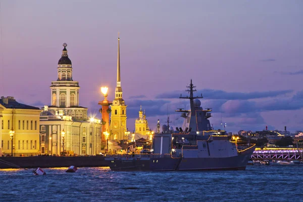 サンクトペテルブルク ネバ上空の海軍の日の花火 — ストック写真