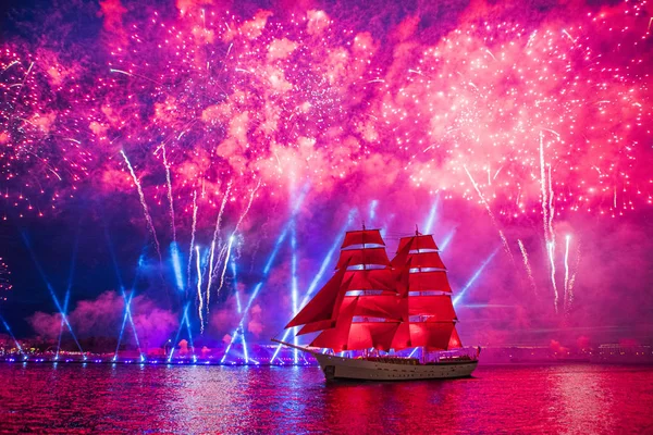 St. Petersburg'da. Scarlet Sails 2019 Scarlet Sailboat