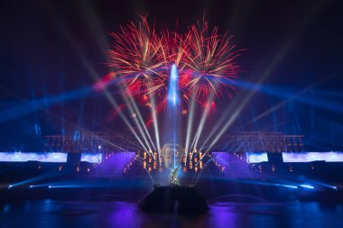 - Rusya. Peterhof. Çeşme festivali. Samson Çeşmesi ve Büyük Saray manzarası