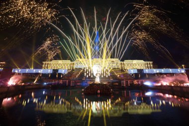 - Rusya. Peterhof. Çeşme festivali. Samson Çeşmesi ve Büyük Saray manzarası