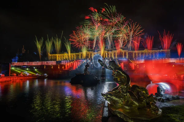 - Rusya. Peterhof. Çeşme festivali. Samson Çeşmesi ve Büyük Saray manzarası