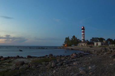 Leningrad bölgesi. Shepelevo. Shepelevsky deniz feneri. Akşam manzarası