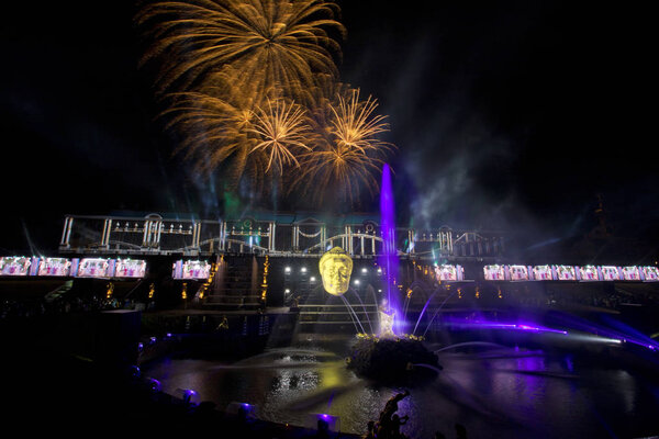 Россия. Петергоф. Фестиваль фонтанов. Вид на фонтан Самсон и Большой дворец. Световое представление "Акцент
"