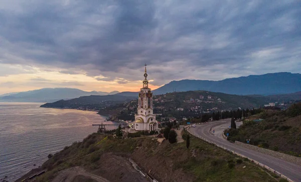 克里米亚 Malorechenskoye村 圣尼古拉斯教堂 Church Nicholas Wonderworker 纪念在水中死亡的人 鸟瞰全景 图库照片