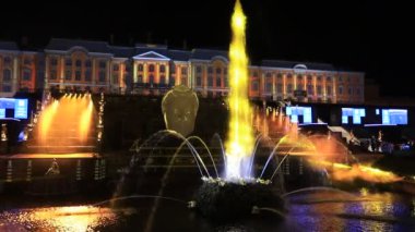 - Rusya. Peterhof. Çeşme festivali. Samson Çeşmesi ve Büyük Saray manzarası. Piroteknik gösterim
