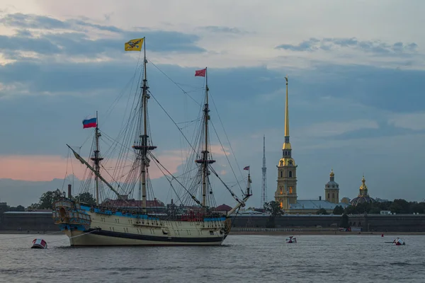 Rusland Sint Petersburg Zeilschip Poltava Bij Zonsondergang — Stockfoto